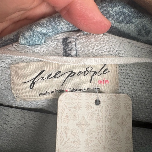 Free People Magpie Sweatshirt Hood Faded Floral Print Oversize Ice Medium NEW - Picture 6 of 8